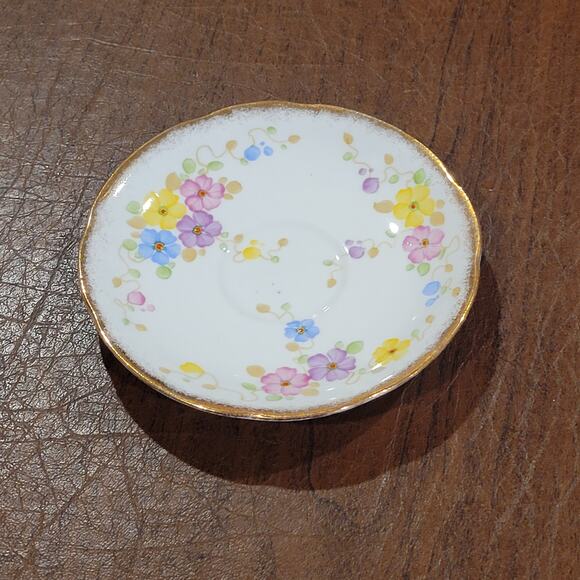 Vintage Royal Standard  Saucer Floral Design Gold Trim Fine Bone China England - Picture 1 of 9